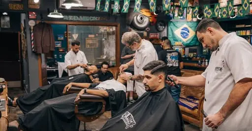 Barbeiros da Redneck atendendo clientes no salão